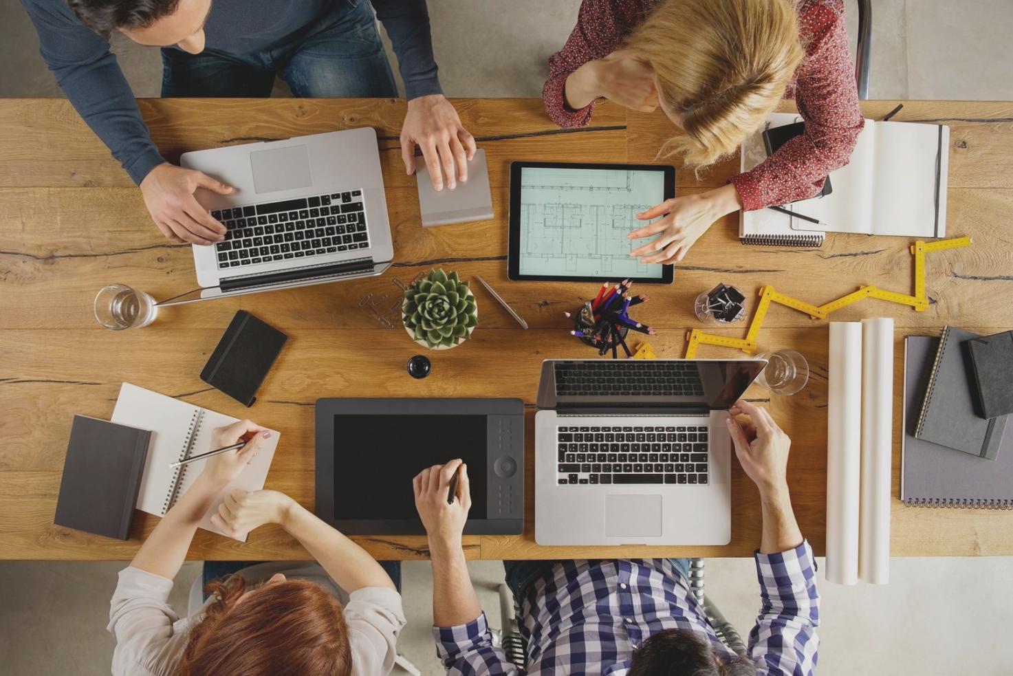 Organisierter Arbeitsbereich mit klarer Struktur für konzentriertes Fernlernen