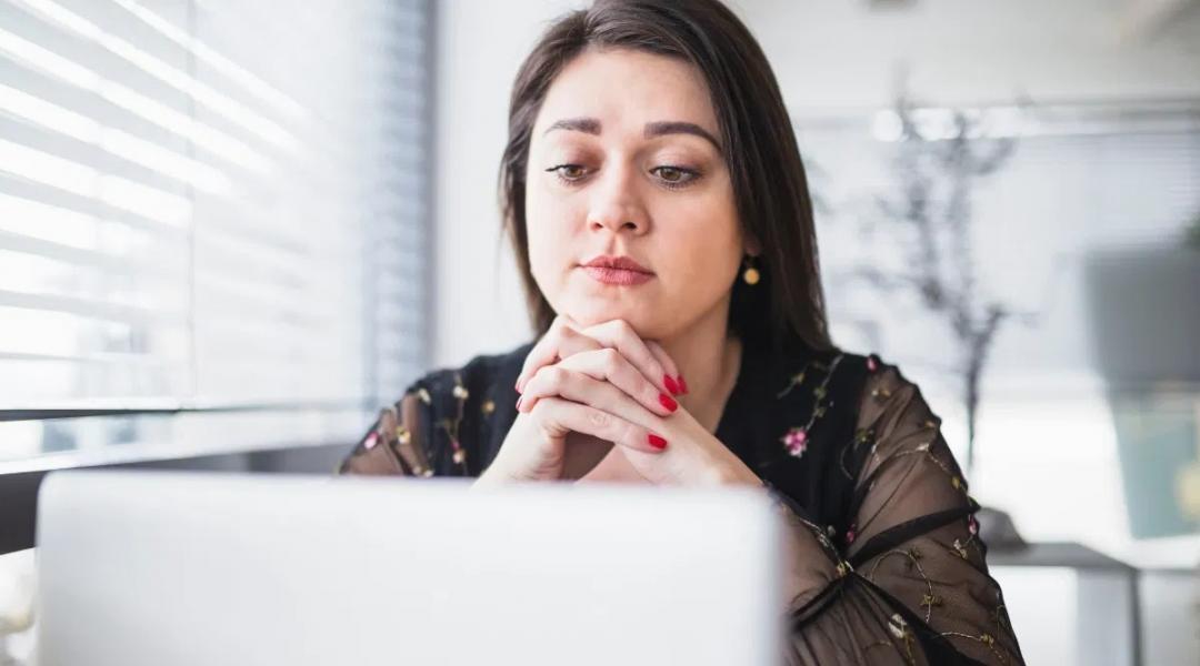 Intensive Diskussion zwischen Teilnehmern über logische Argumentationsstrukturen