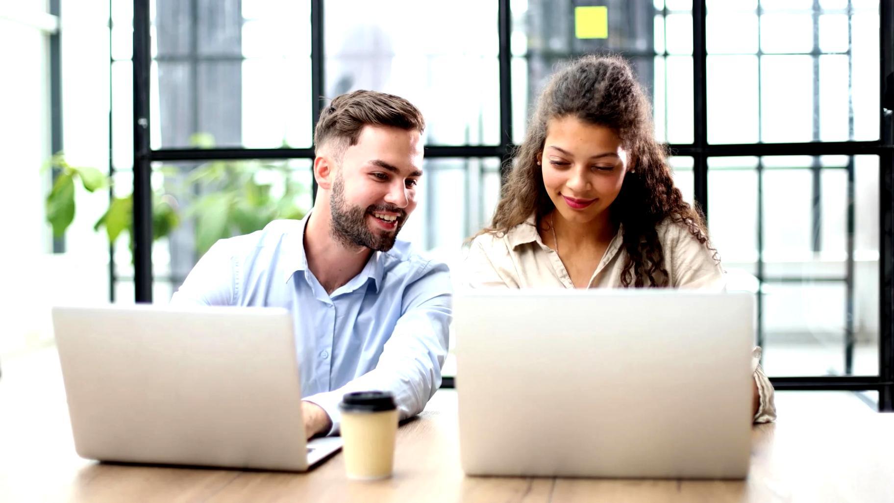 Gruppe diskutiert kritische Fragen in entspannter Atmosphäre
