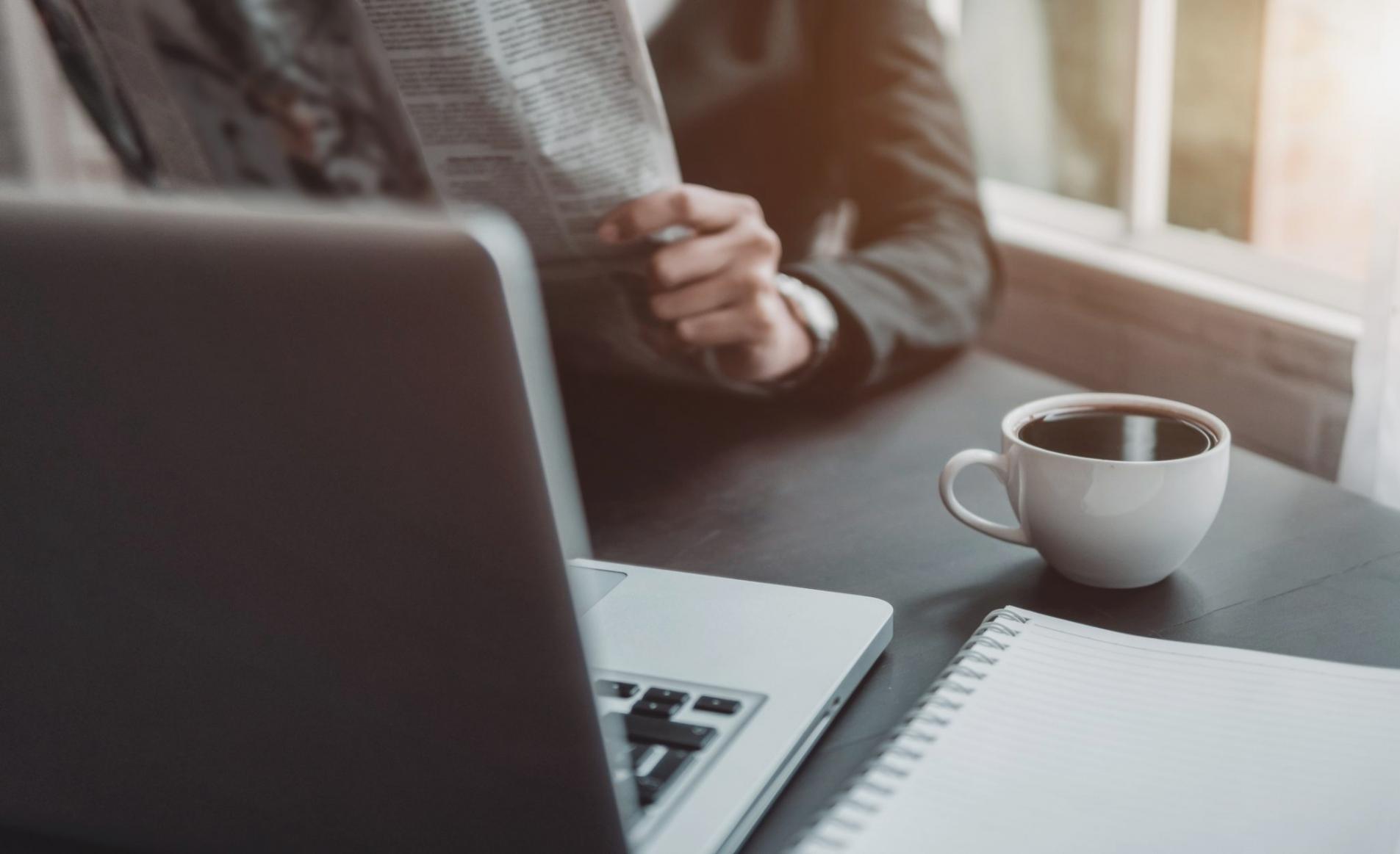 Person analysiert Informationen am Schreibtisch mit strukturiertem Ansatz