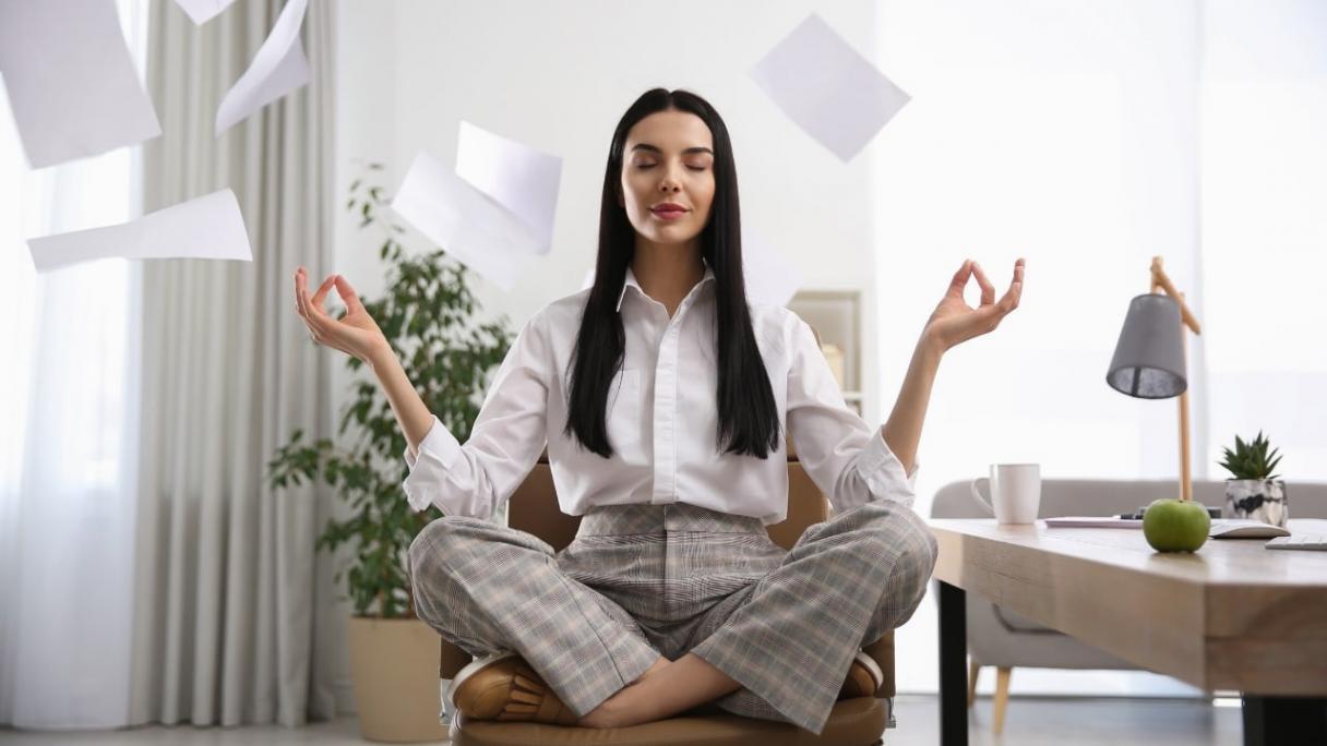 Strukturierte Denkprozesse visualisiert durch Notizen und Diagramme