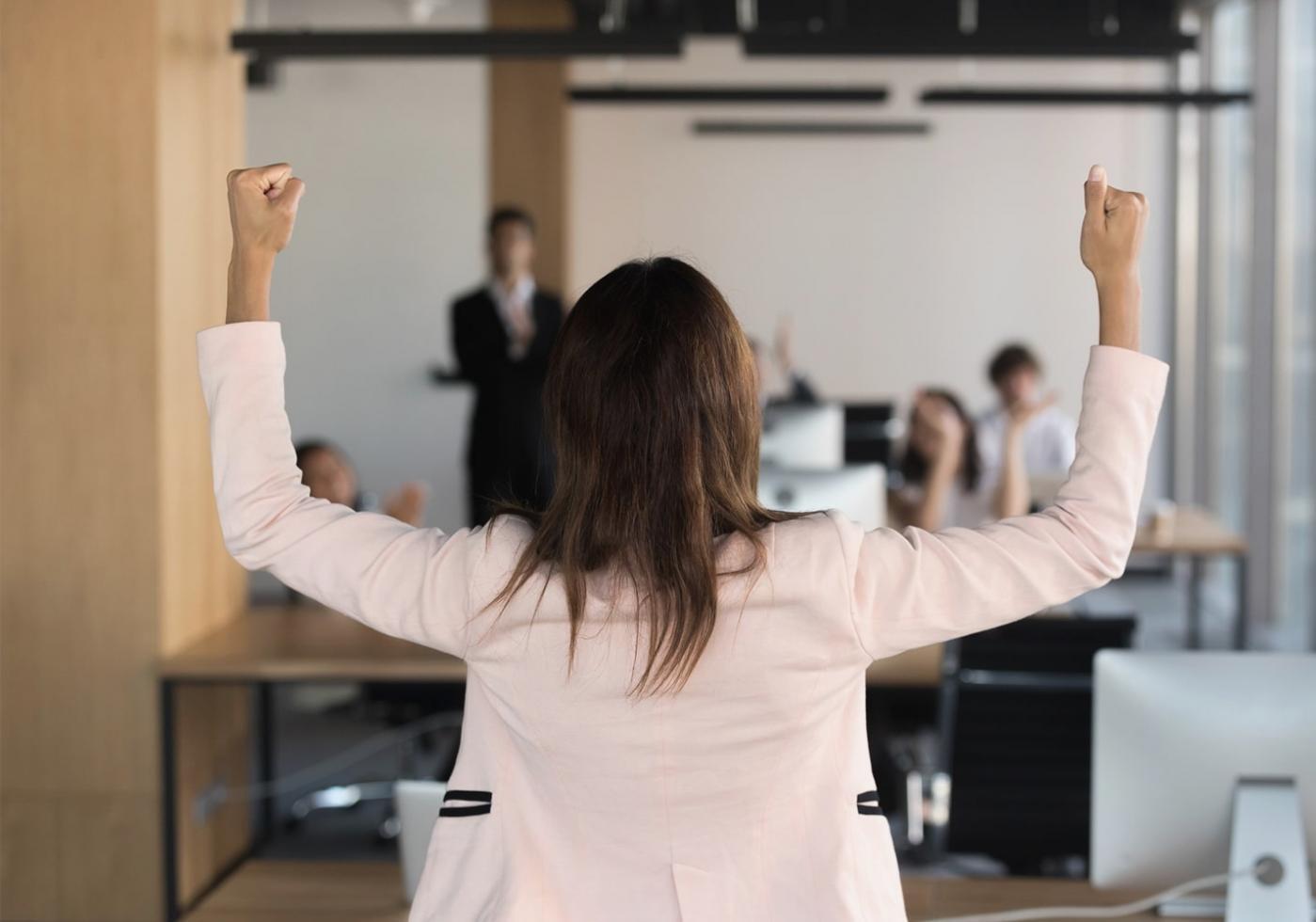 Teilnehmer präsentiert Analyseergebnisse vor der Gruppe